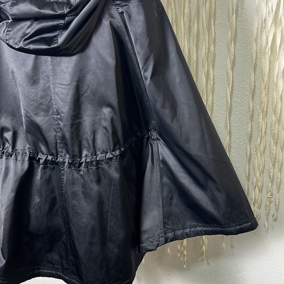 Lululemon Black Waterproof Poncho Cape in Size M/L - Picture 11 of 16
